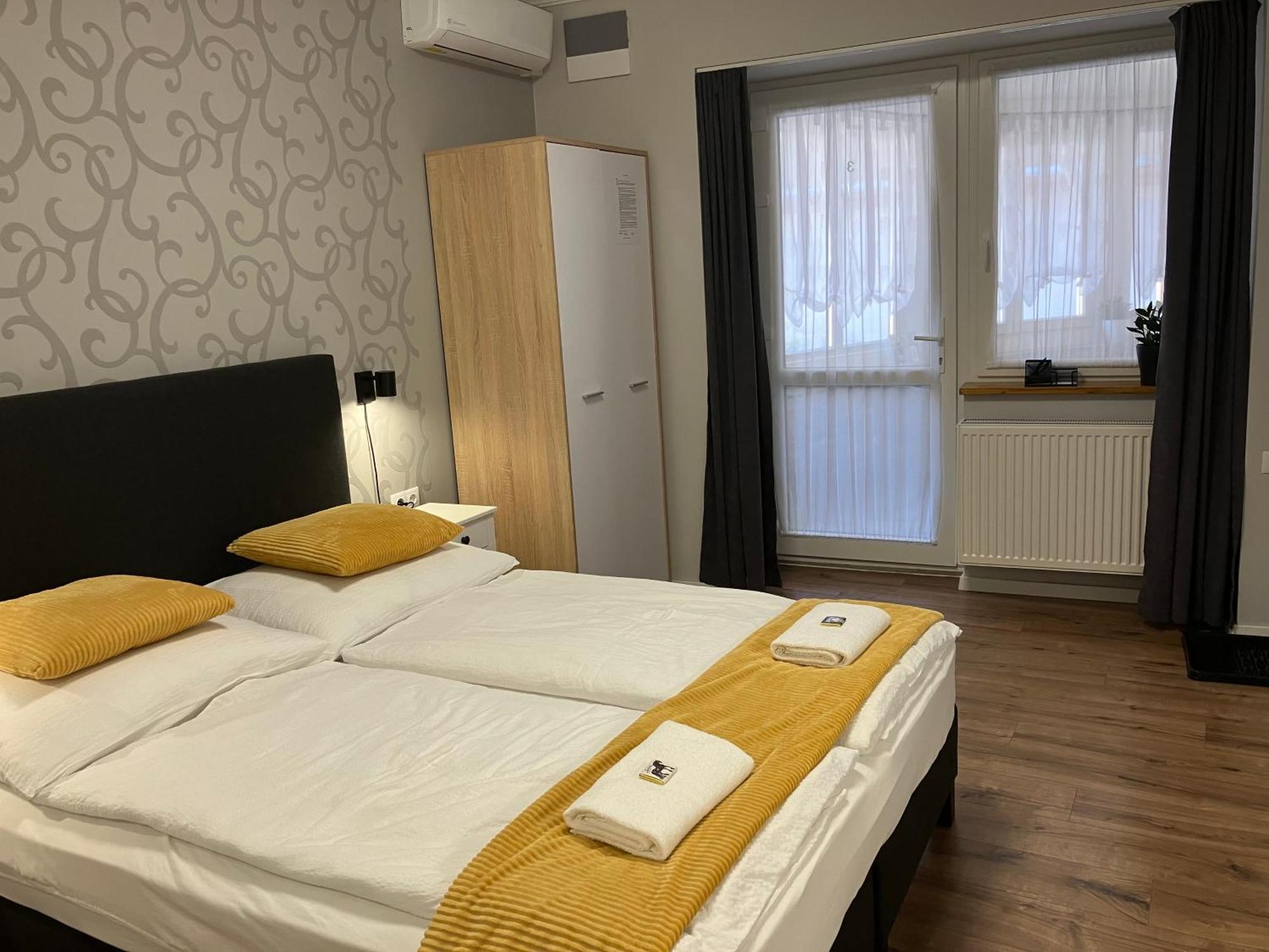 Illa Apartments Еґер Екстер'єр фото
